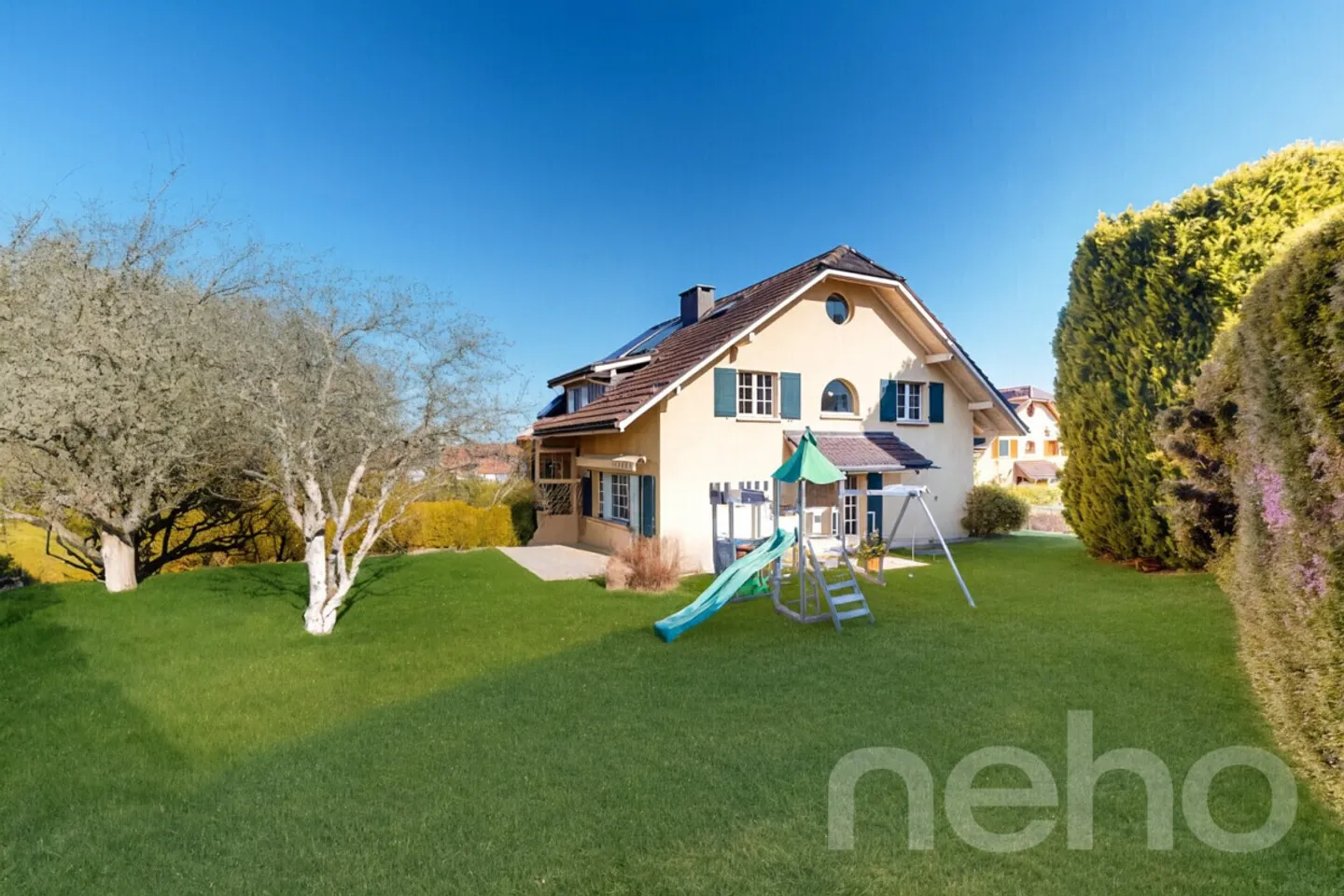 Helle VILLA IN RUHIGER LAGE, ZWISCHEN NATUR UND NAHE LAUSANNE - Foto 1 von 13