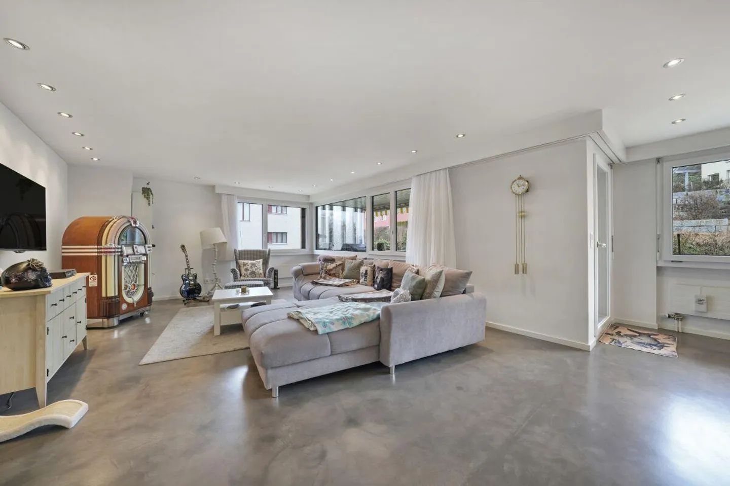 Exclusive Living Comfort: 5.5-Room Apartment with approx. 150 m² of Living Space - Photo 1 of 24
