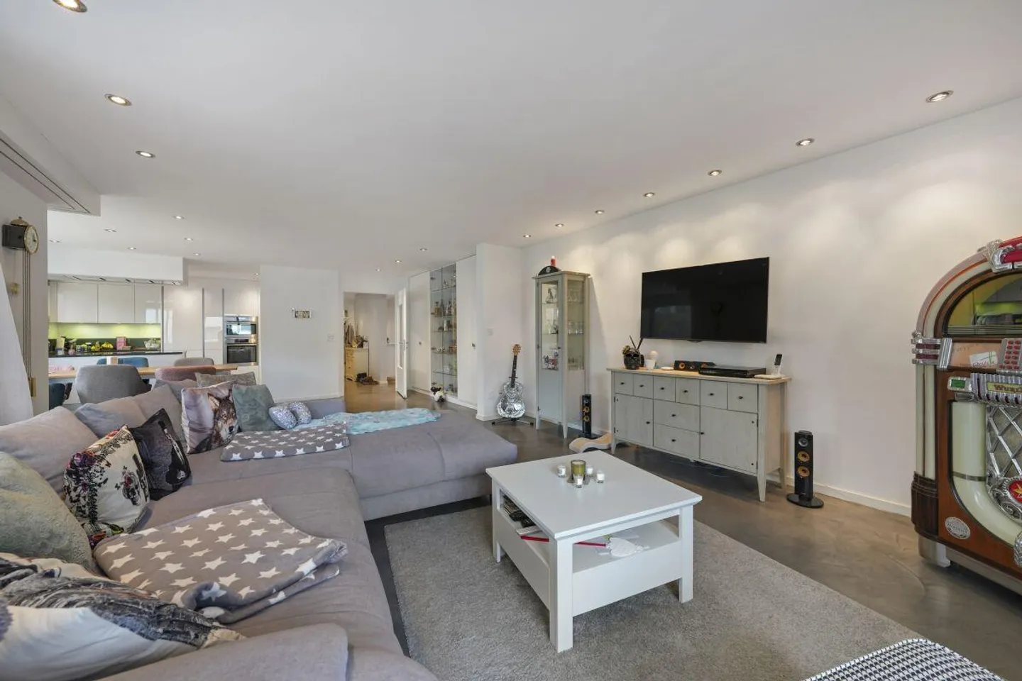 Exclusive Living Comfort: 5.5-Room Apartment with approx. 150 m² of Living Space - Photo 2 of 24