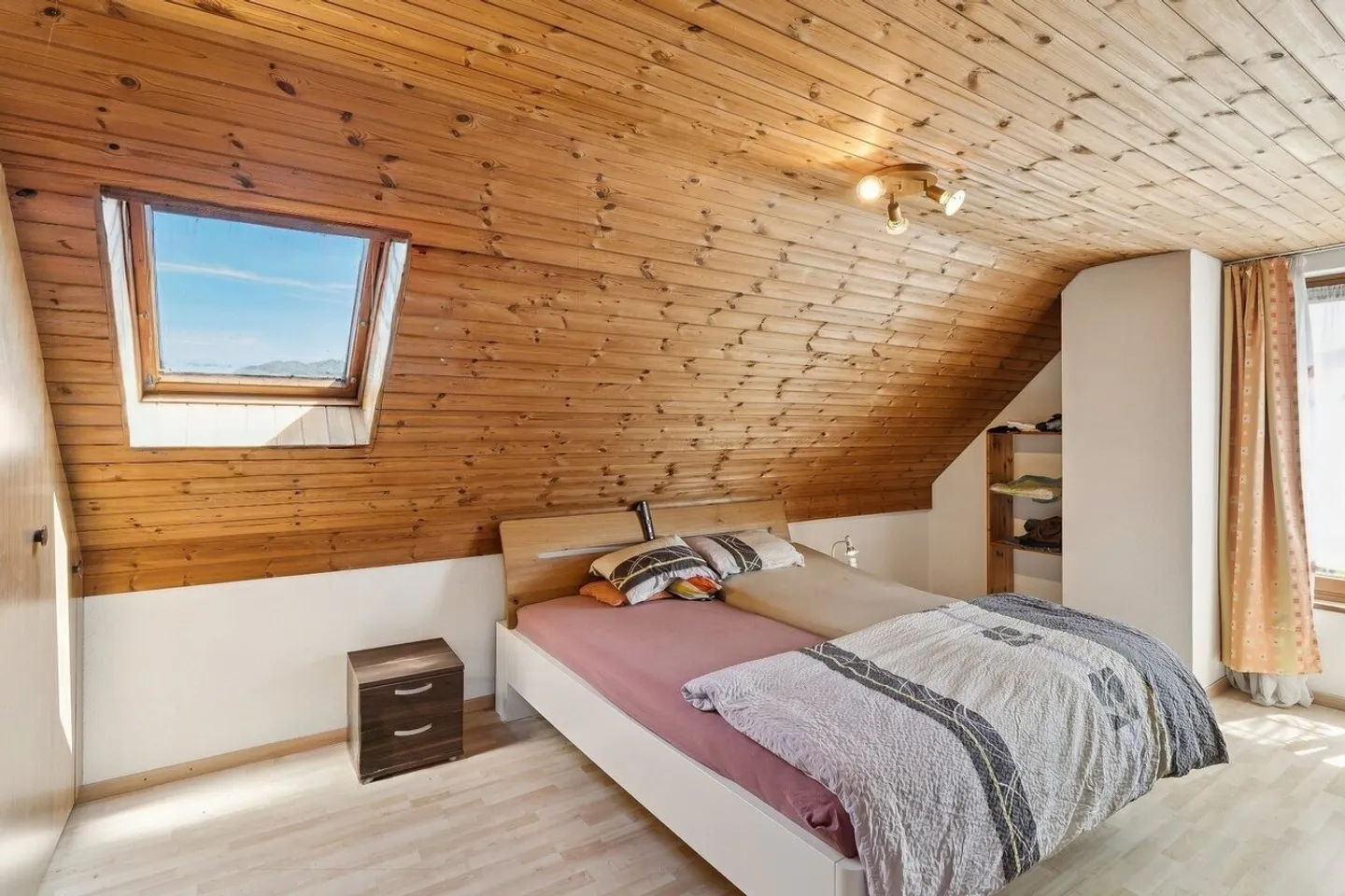 Charming Detached House with View - Photo 4 of 5