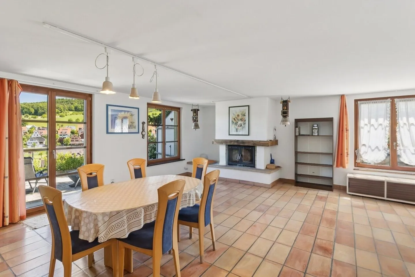 Charming Detached House with View - Photo 2 of 5