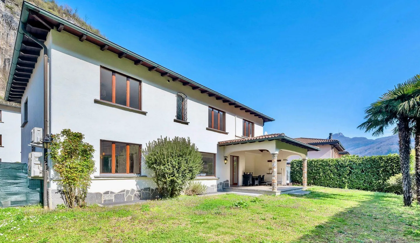 VILLA IN STILE MEDITERRANEO A DUE PASSI DAL LAGO E DAL PARCO DI FIG... - Foto 1 von 10