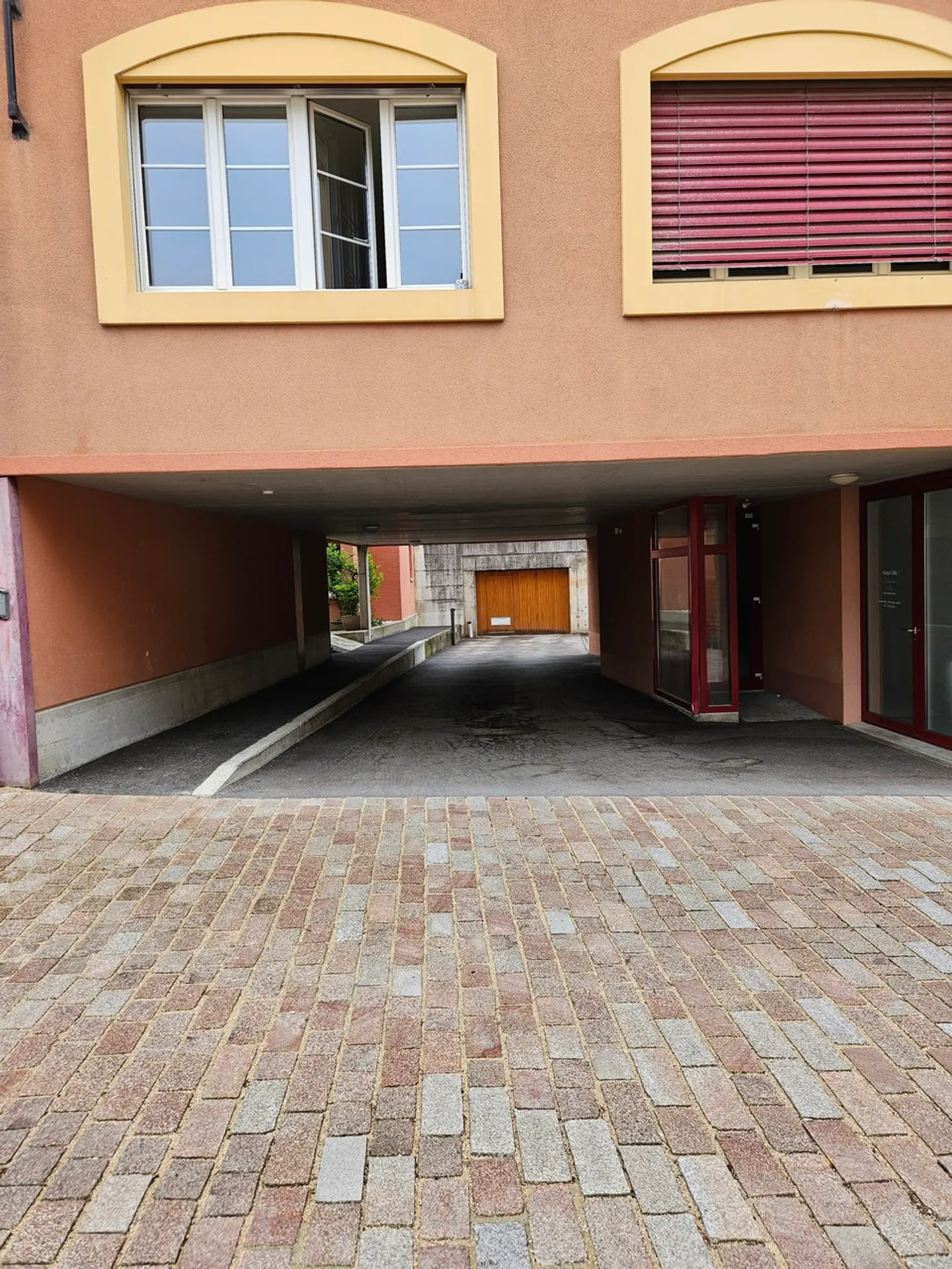 Place de Parking Sécurisée à Bôle - Photo 1 sur 2