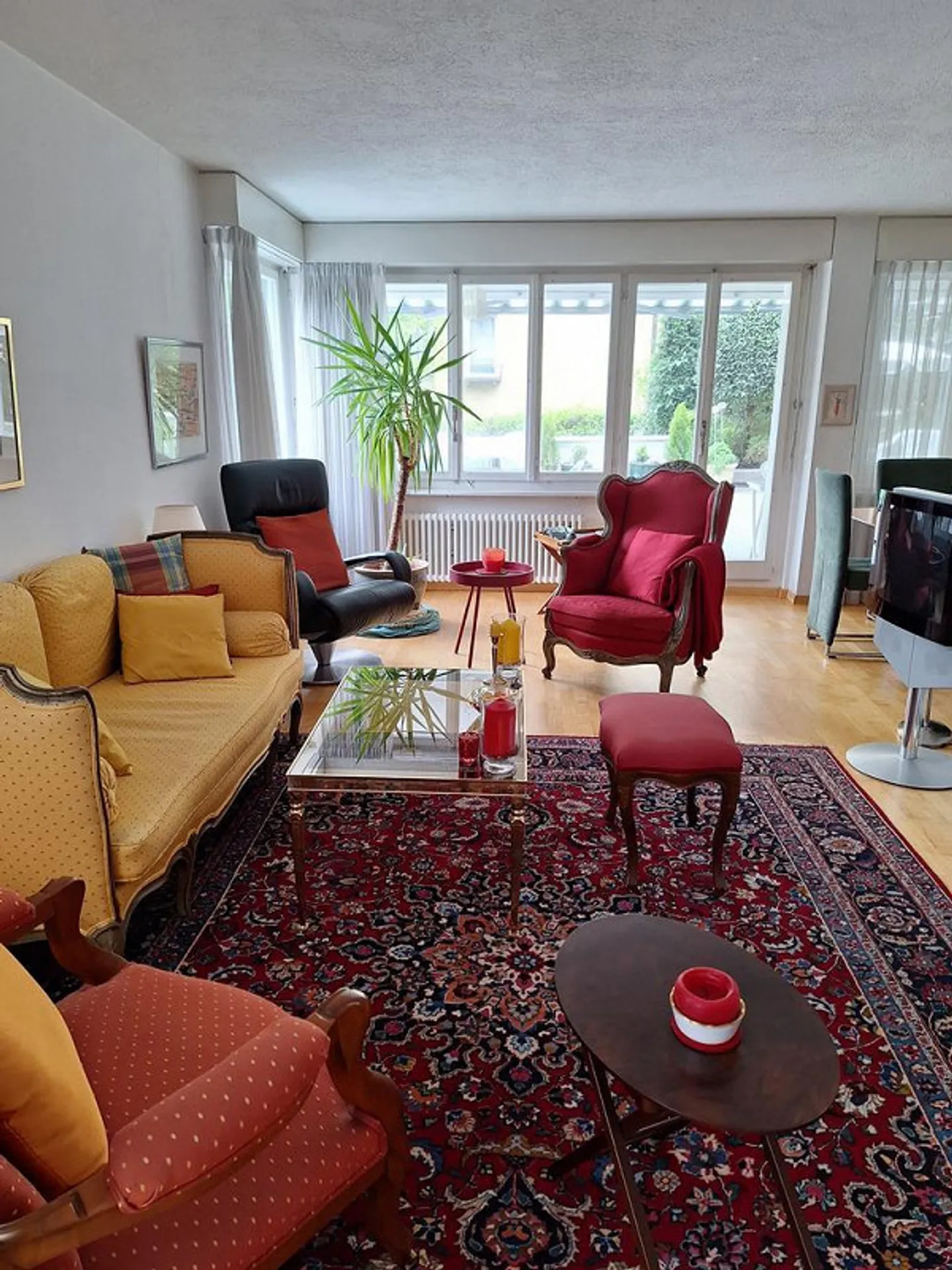 Your apartment in a prime location - Photo 6 of 9