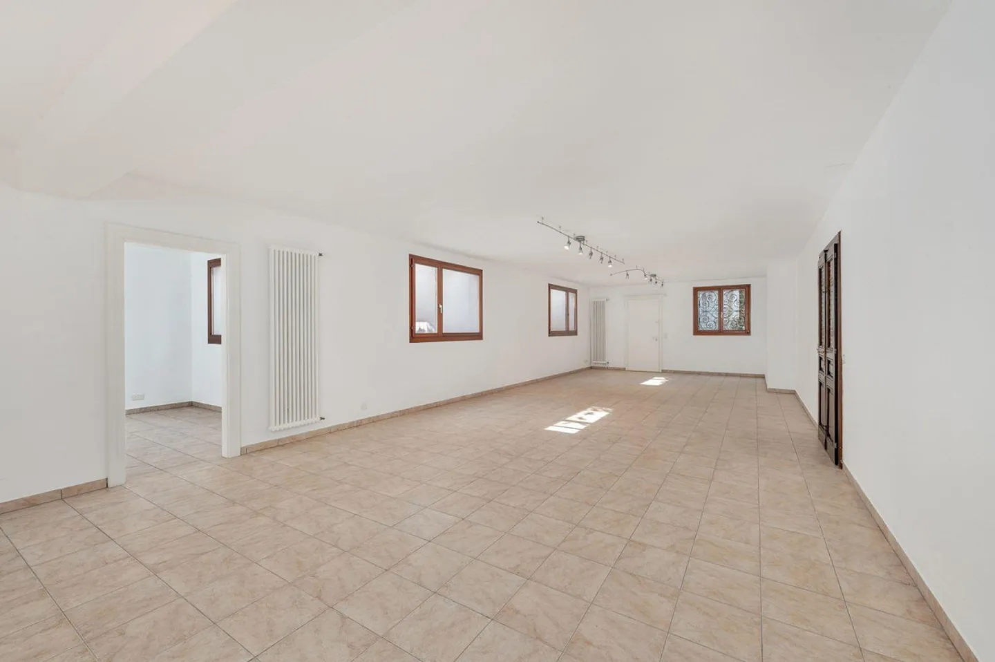 VILLA IN STILE MEDITERRANEO A DUE PASSI DAL LAGO E DAL PARCO DI FIG... - Foto 2 von 10