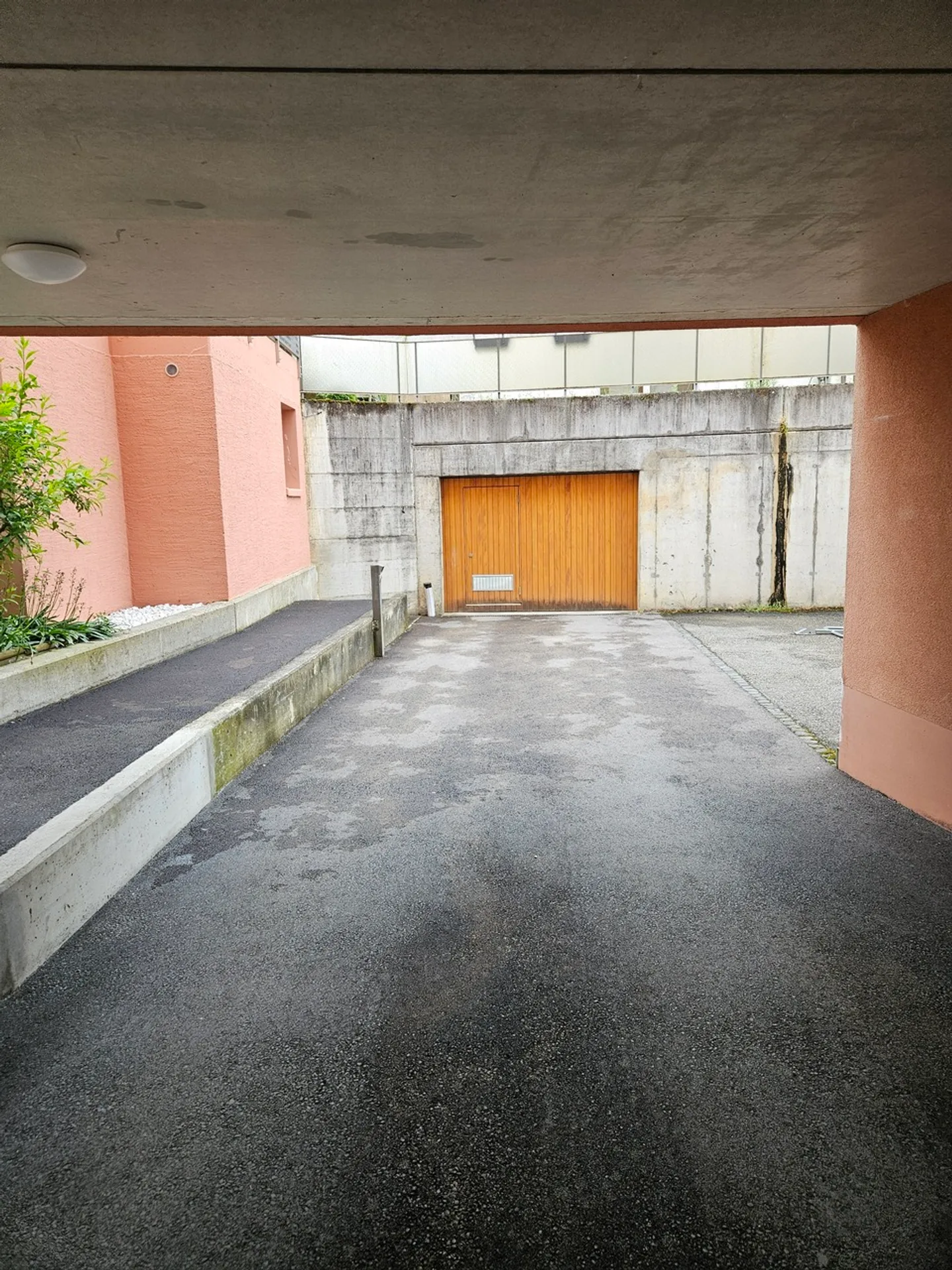 Place de Parking Sécurisée à Bôle - Photo 2 sur 2