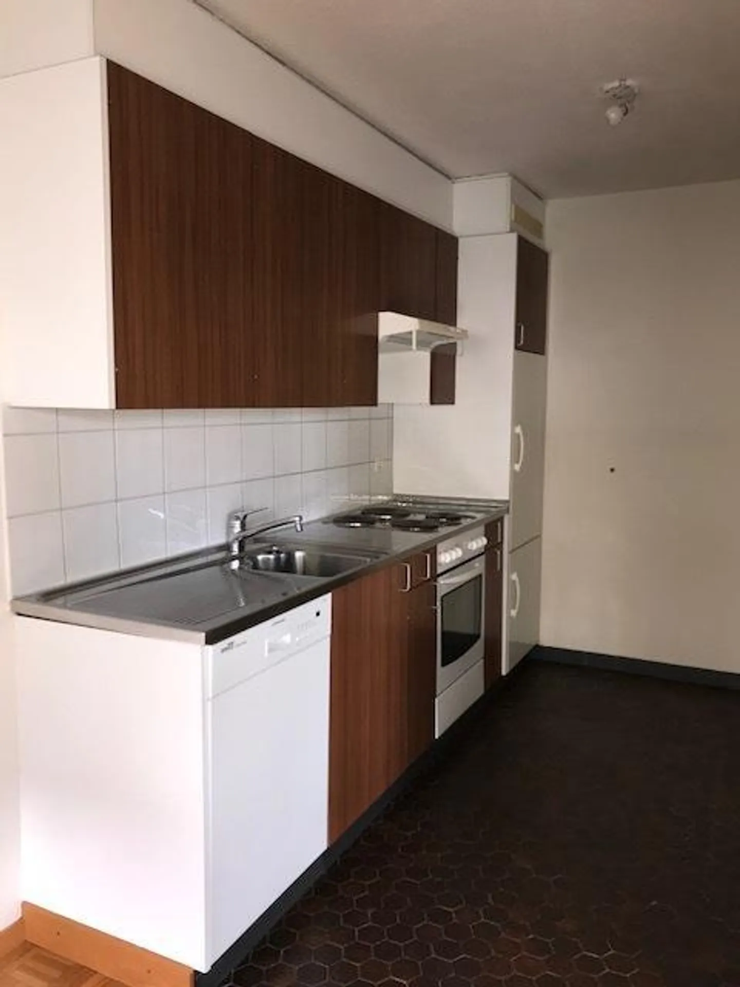 Your apartment in a prime location - Photo 8 of 9