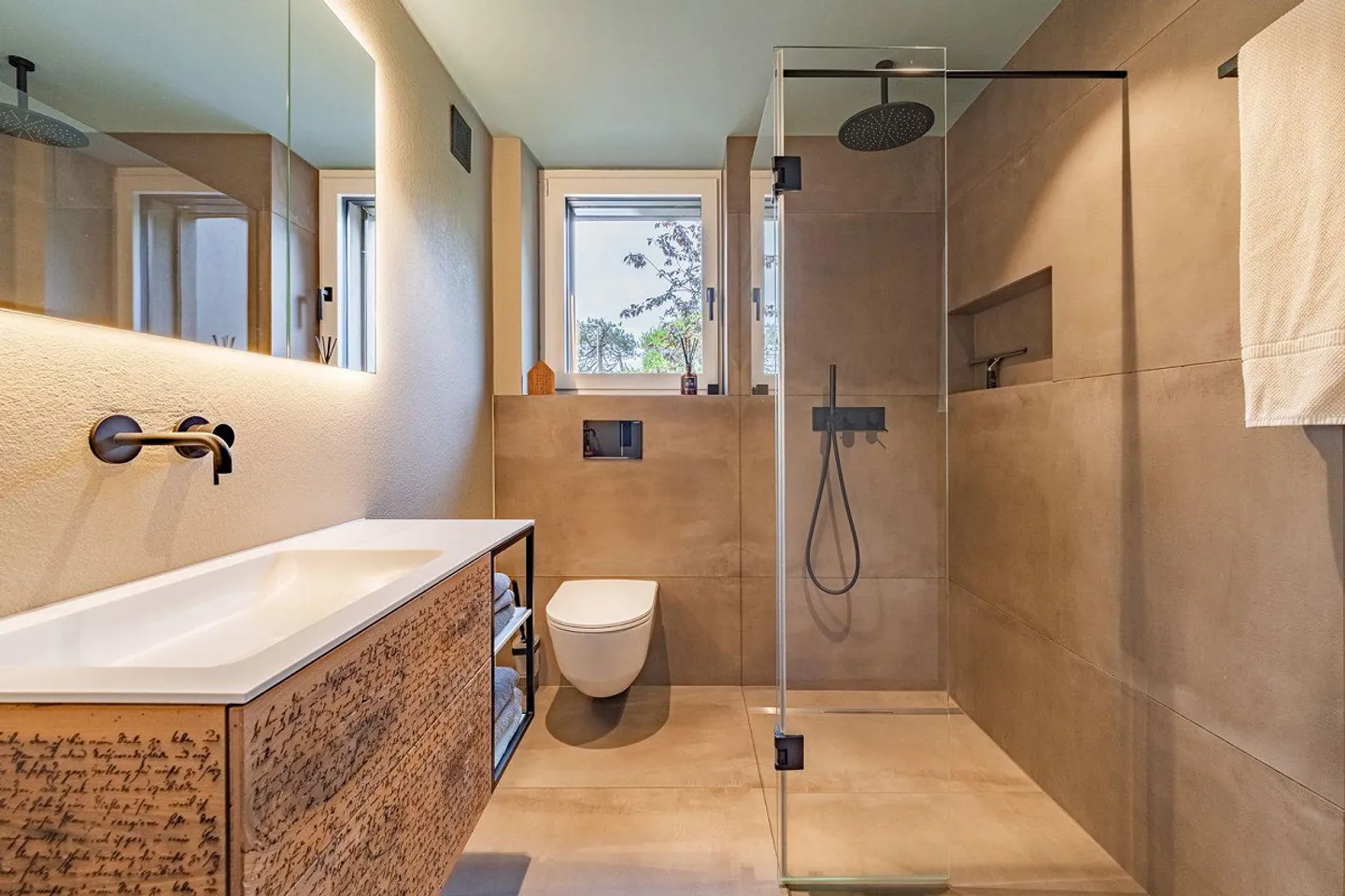 Living in high quality and style - Photo 11 of 13