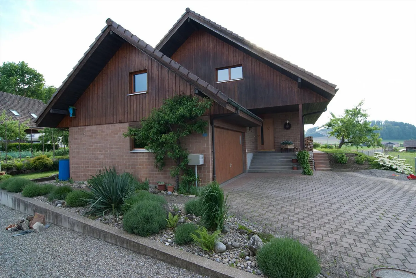 Grande casa unifamiliare di 7 stanze con molto spazio esterno nel vecchio centro del villaggio - Foto 1 di 14