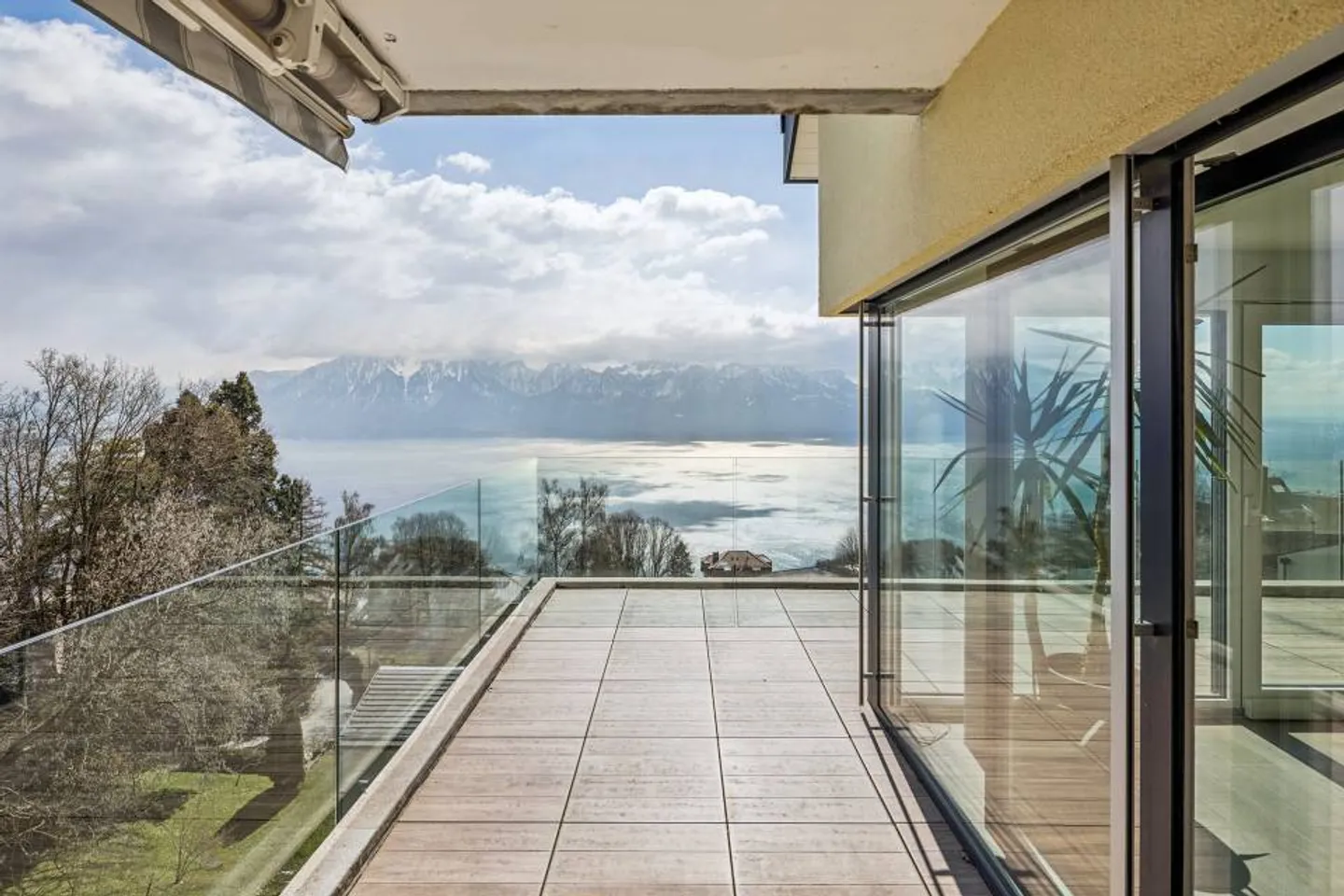 Wunderschöner Blick und absolute Ruhe für diese 3,5 Zimmer - Foto 3 von 13