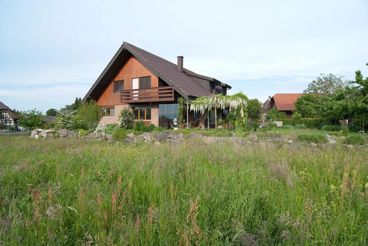Grande casa unifamiliare di 7 stanze con molto spazio esterno nel vecchio centro del villaggio - Foto 2 di 14