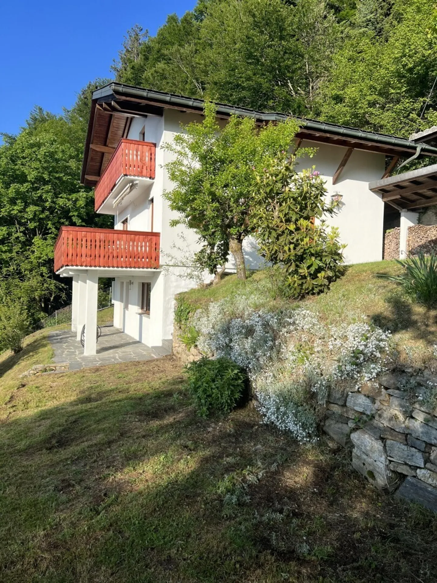 3-family house with three 2 1/2-room holiday apartments in a very sunny, quiet location - Photo 2 of 13