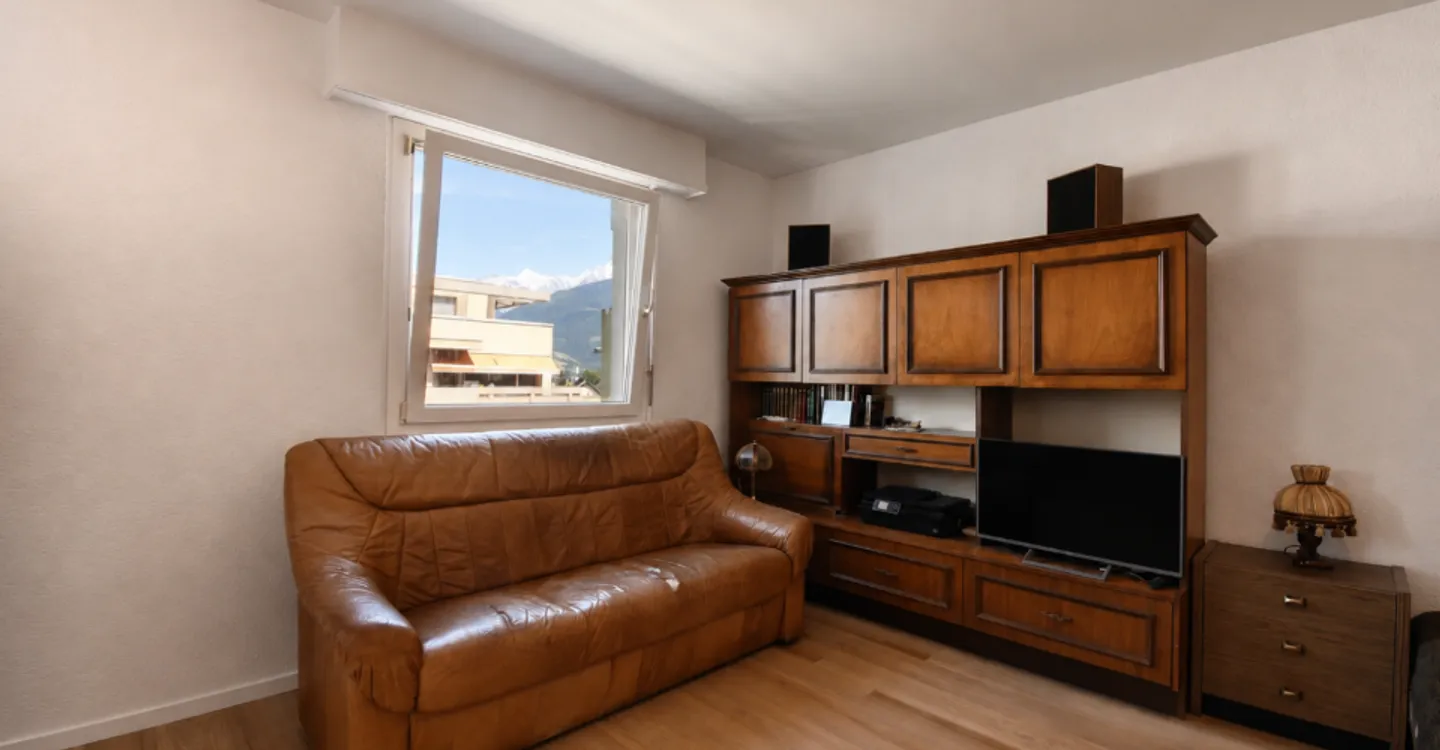 Investment Studio with Renovation Potential - Photo 4 of 7