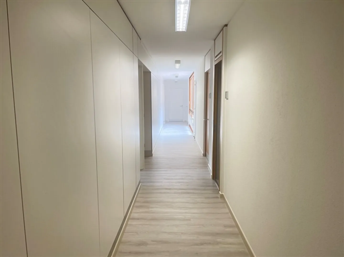 Bureau de 16 m² à louer à Chiasso avec climatisation - Photo 4 sur 7