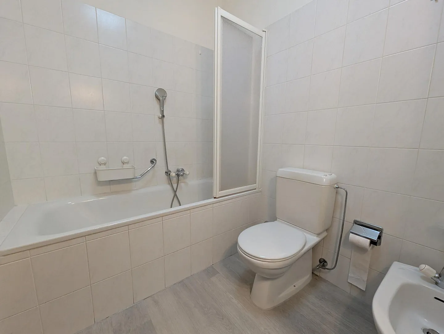 Inviting 2.5-Room Apartment with Balcony - Photo 10 of 11