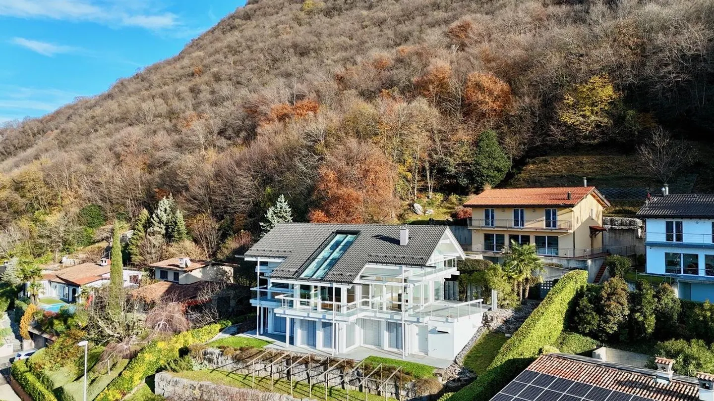 Moderne und helle HUF HAUS Villa in Carabbia - Foto 1 von 26
