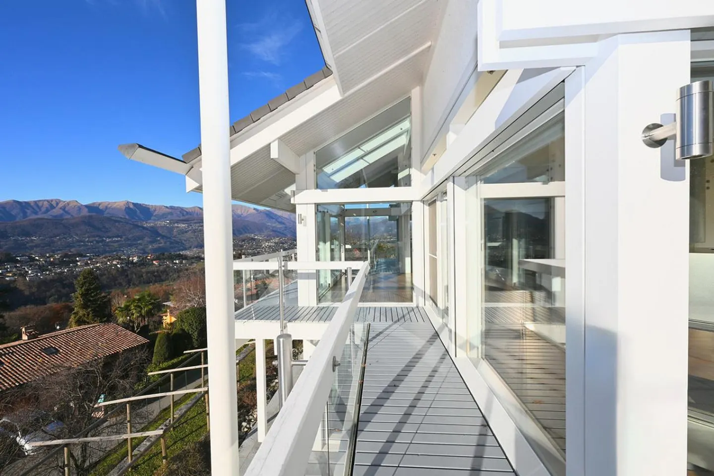 Moderne und helle HUF HAUS Villa in Carabbia - Foto 13 von 26