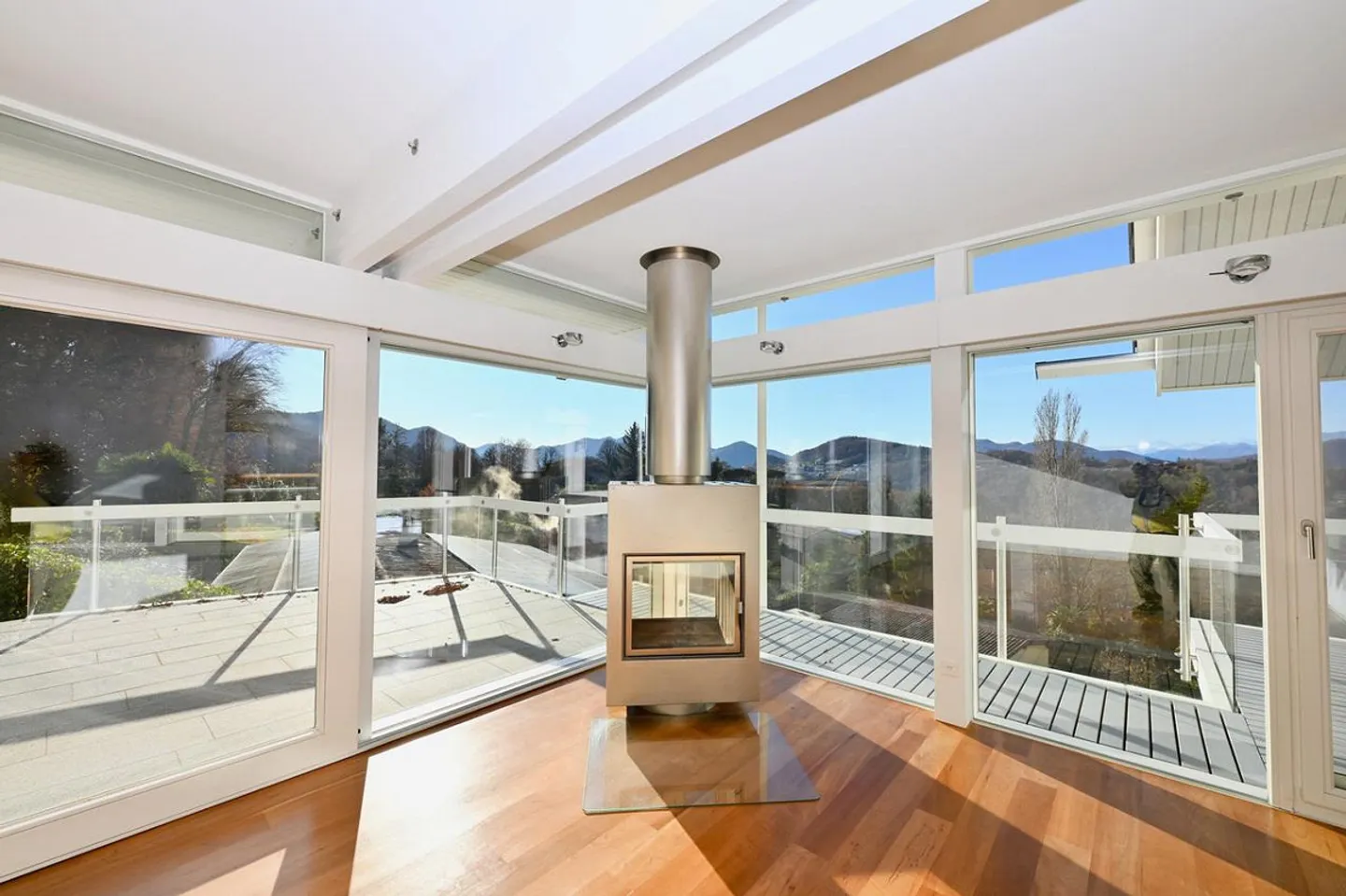 Moderne und helle HUF HAUS Villa in Carabbia - Foto 14 von 26