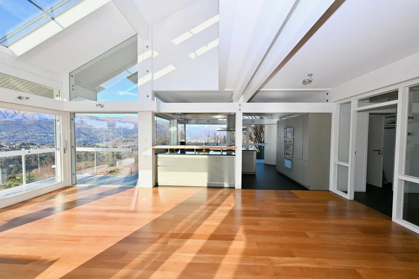 Moderne und helle HUF HAUS Villa in Carabbia - Foto 6 von 26