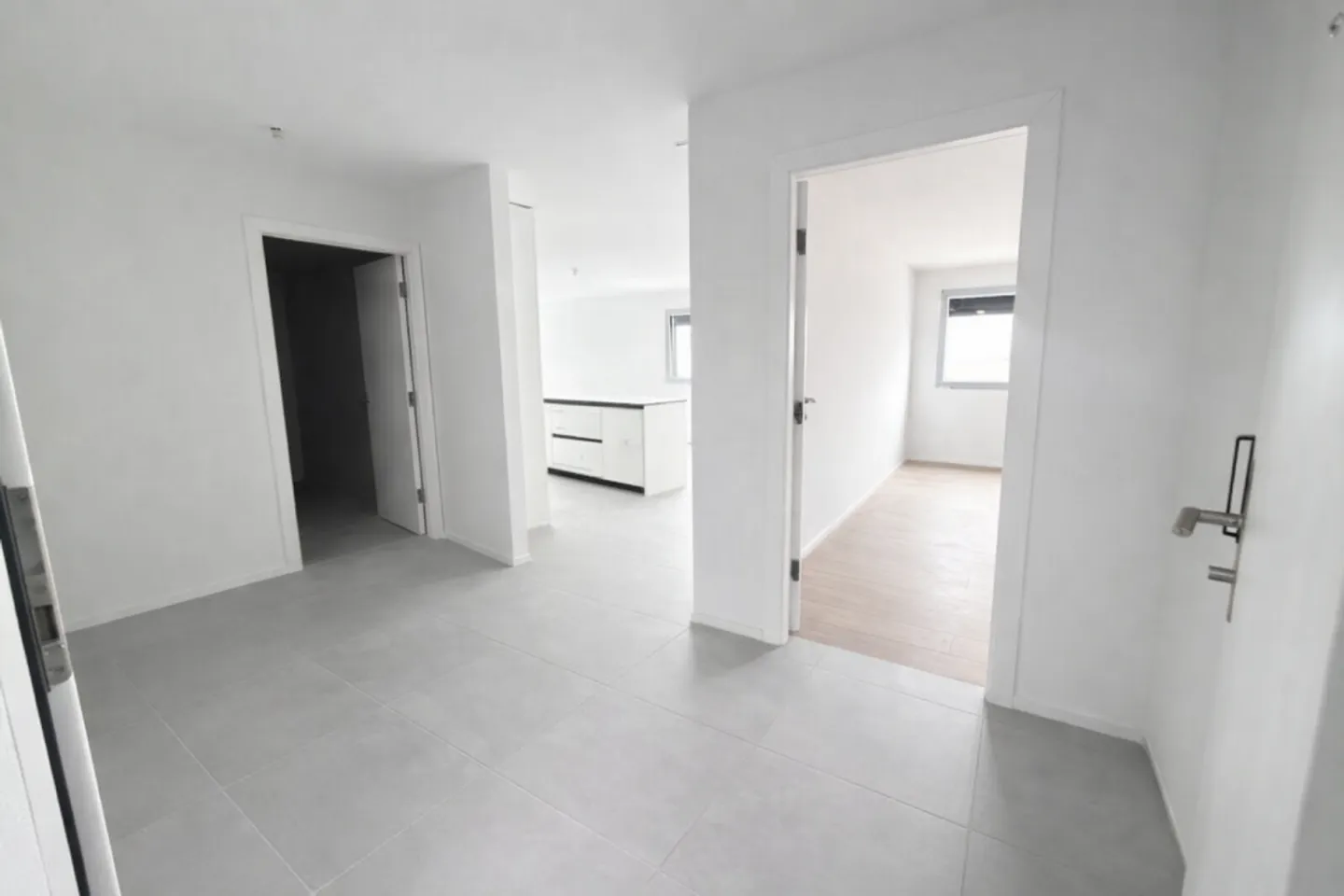 Modern 3.5-Room Apartment - Photo 2 of 10