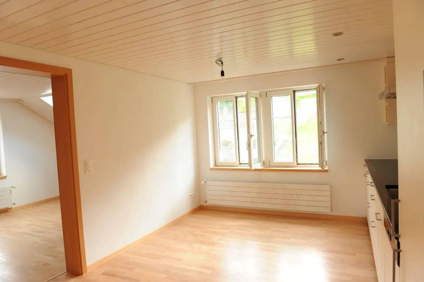 bright, centrally located 3.5 room attic apartment - Photo 3 of 9