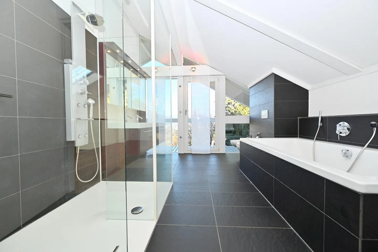 Moderne und helle HUF HAUS Villa in Carabbia - Foto 16 von 26