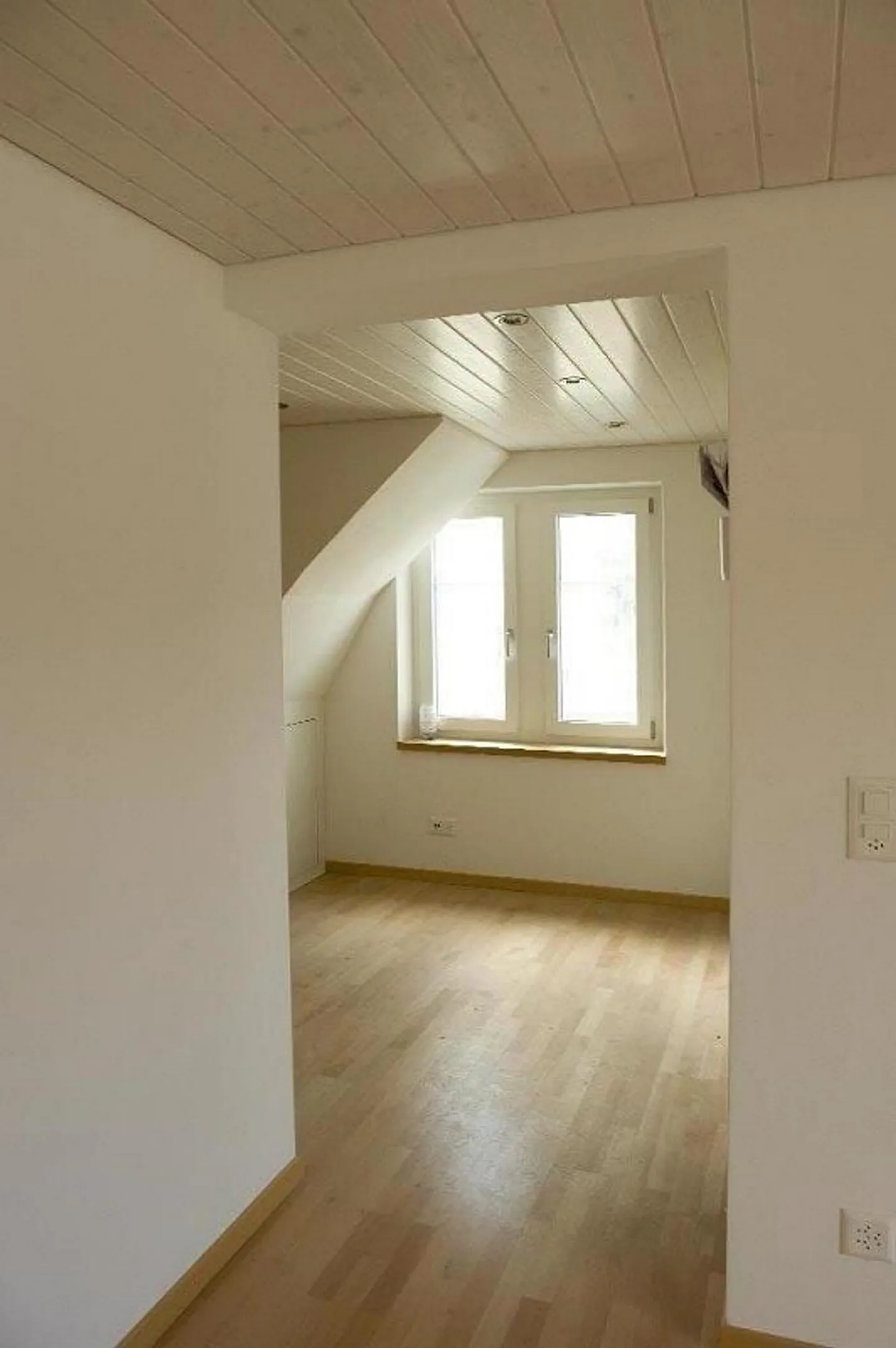 bright, centrally located 3.5 room attic apartment - Photo 6 of 9