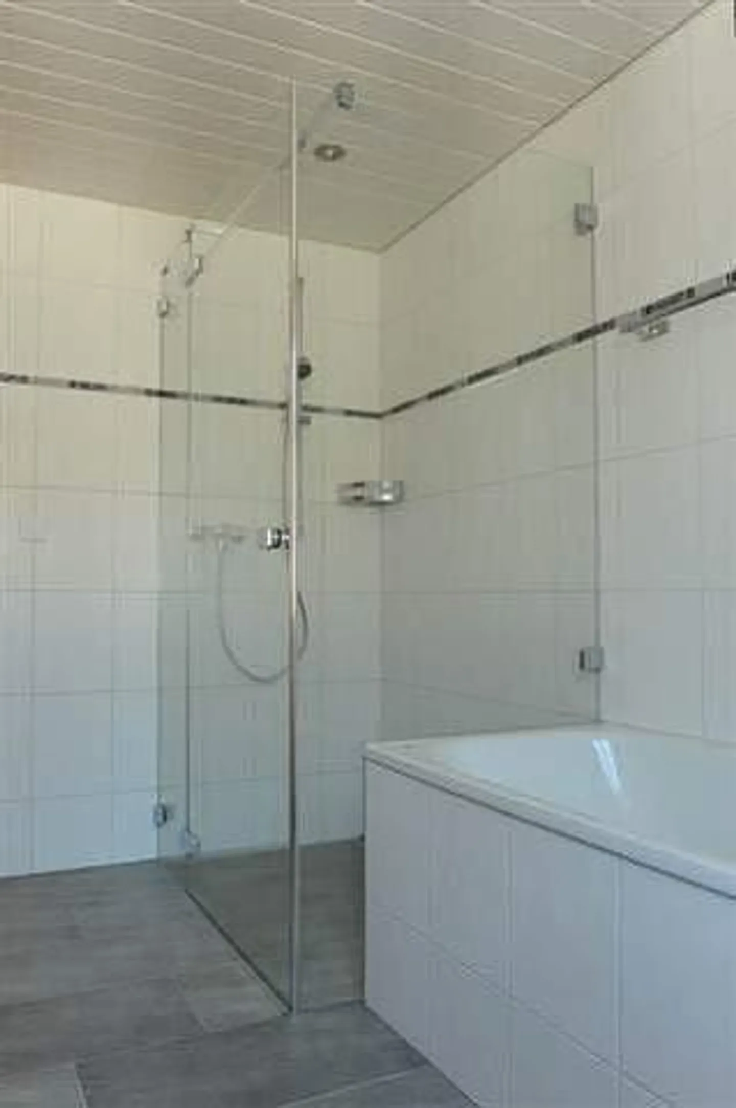 bright, centrally located 3.5 room attic apartment - Photo 7 of 9