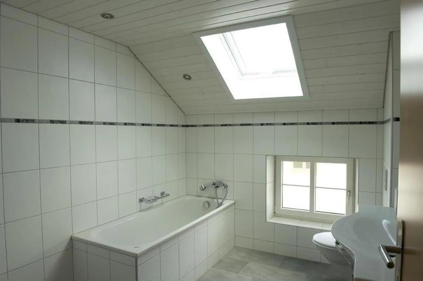 bright, centrally located 3.5 room attic apartment - Photo 8 of 9