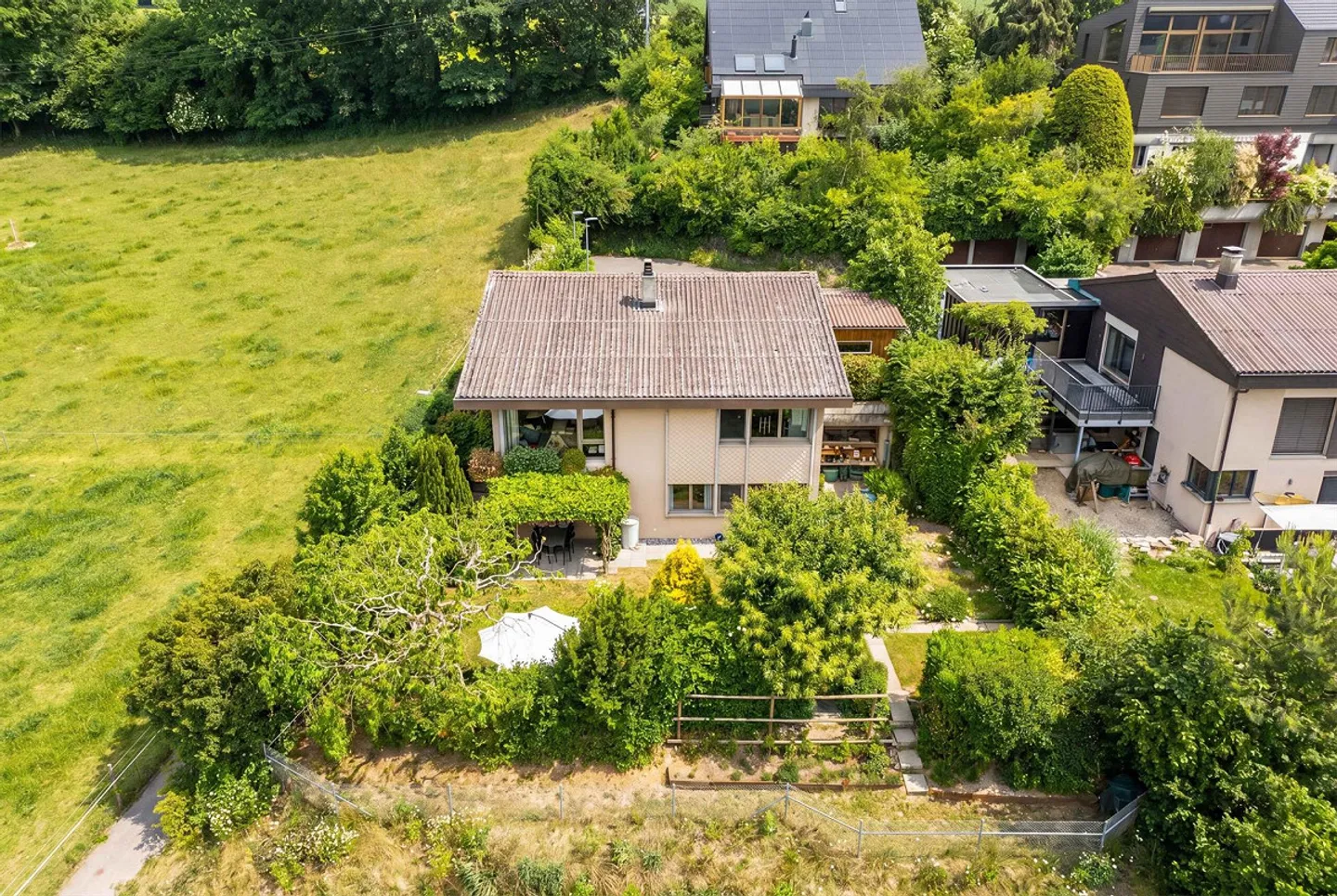 VILLA INDIPENDENTE DI 6,5 STANZE CON UNA BELLA VISTA - Foto 2 di 5