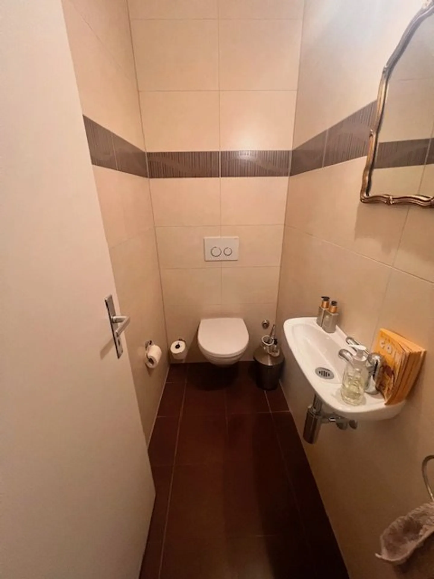 Charming Apartment with Lake View - Photo 16 of 16