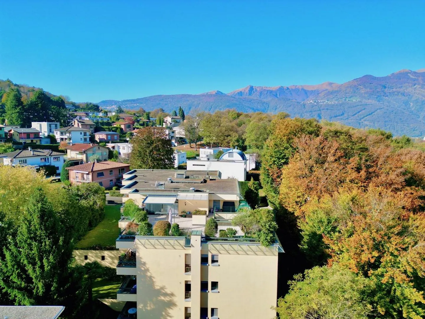 Penthouse mit großer Terrasse und Blick auf die umliegenden Berge - Foto 1 von 18