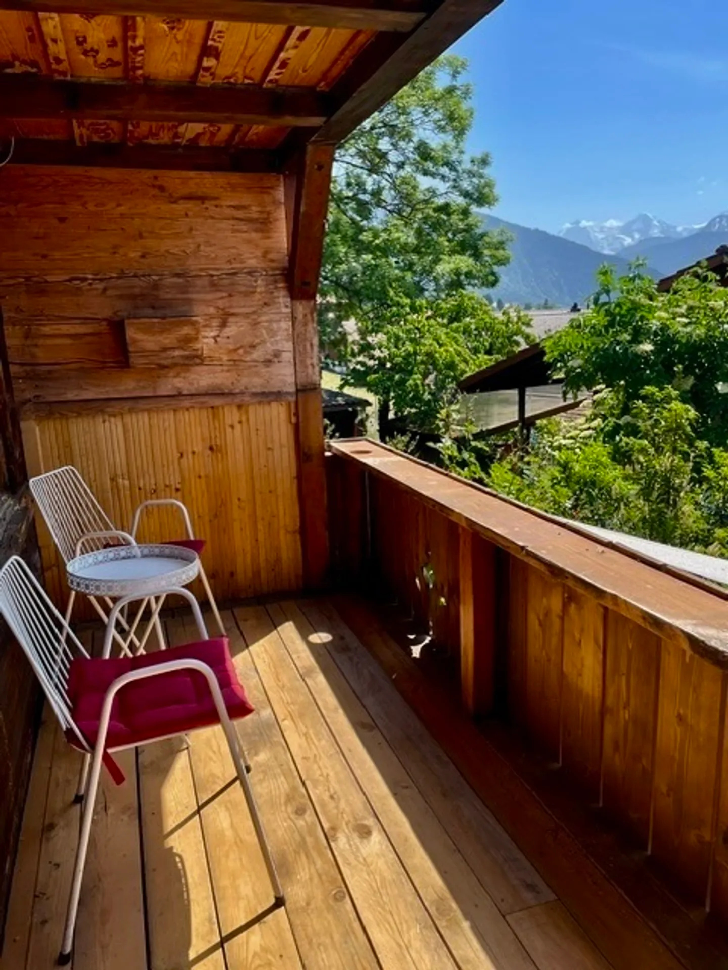 Charming Apartment with Lake View - Photo 10 of 10