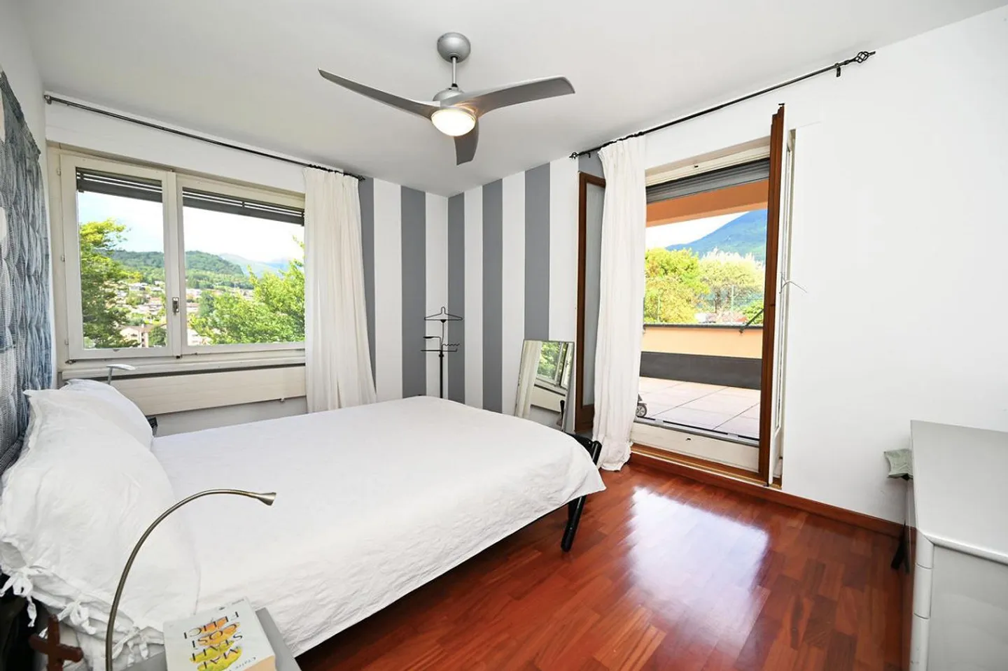Penthouse mit großer Terrasse und Blick auf die umliegenden Berge - Foto 9 von 18