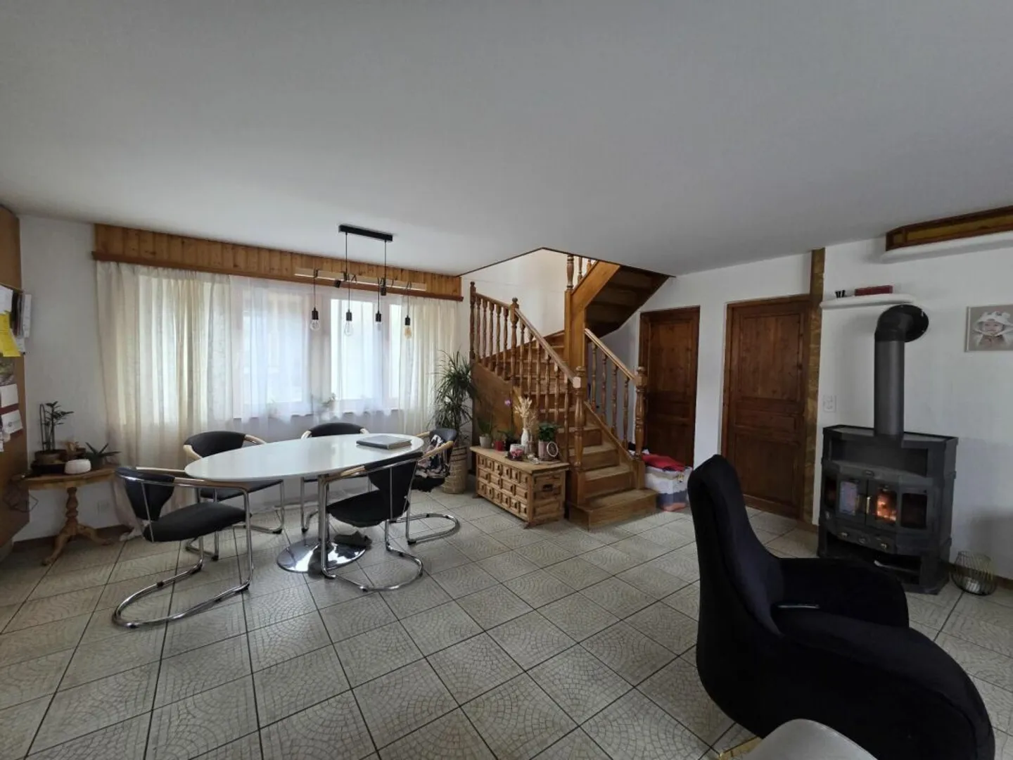 Haus mit 4.5 Zimmern im Doppelhaus mit Garten, Terrasse und Parkplatz - Foto 1 von 9