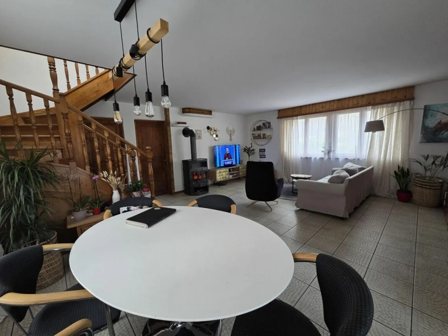 Haus mit 4.5 Zimmern im Doppelhaus mit Garten, Terrasse und Parkplatz - Foto 2 von 9