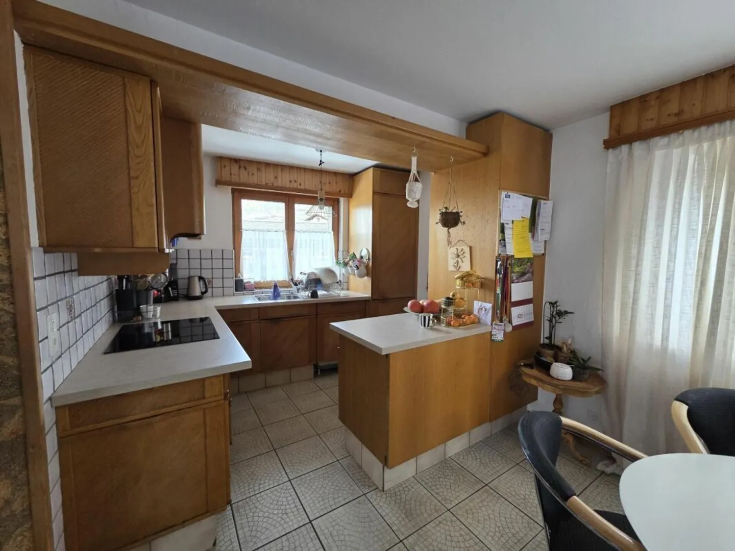 Haus mit 4.5 Zimmern im Doppelhaus mit Garten, Terrasse und Parkplatz - Foto 3 von 9