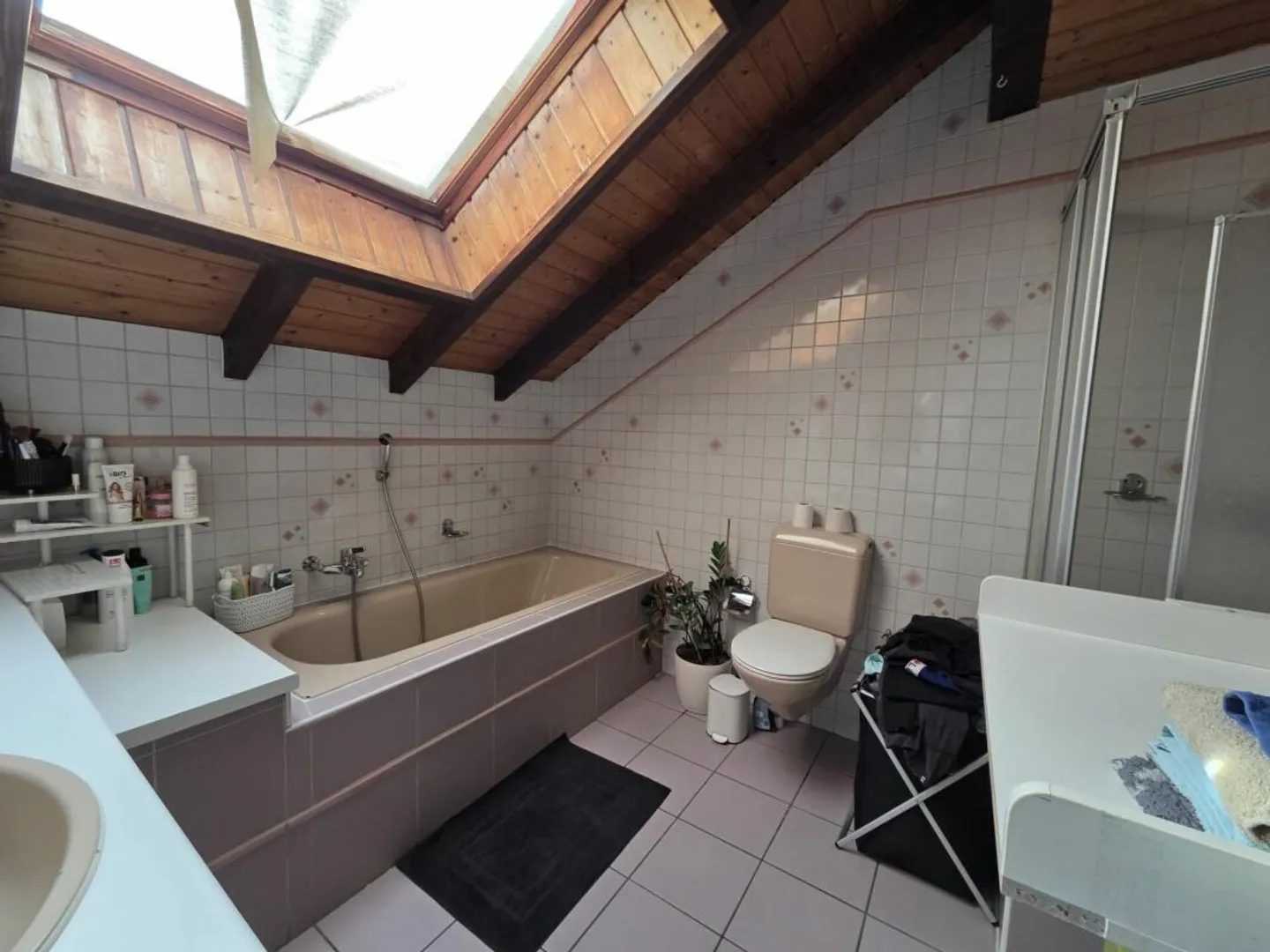 Haus mit 4.5 Zimmern im Doppelhaus mit Garten, Terrasse und Parkplatz - Foto 7 von 9