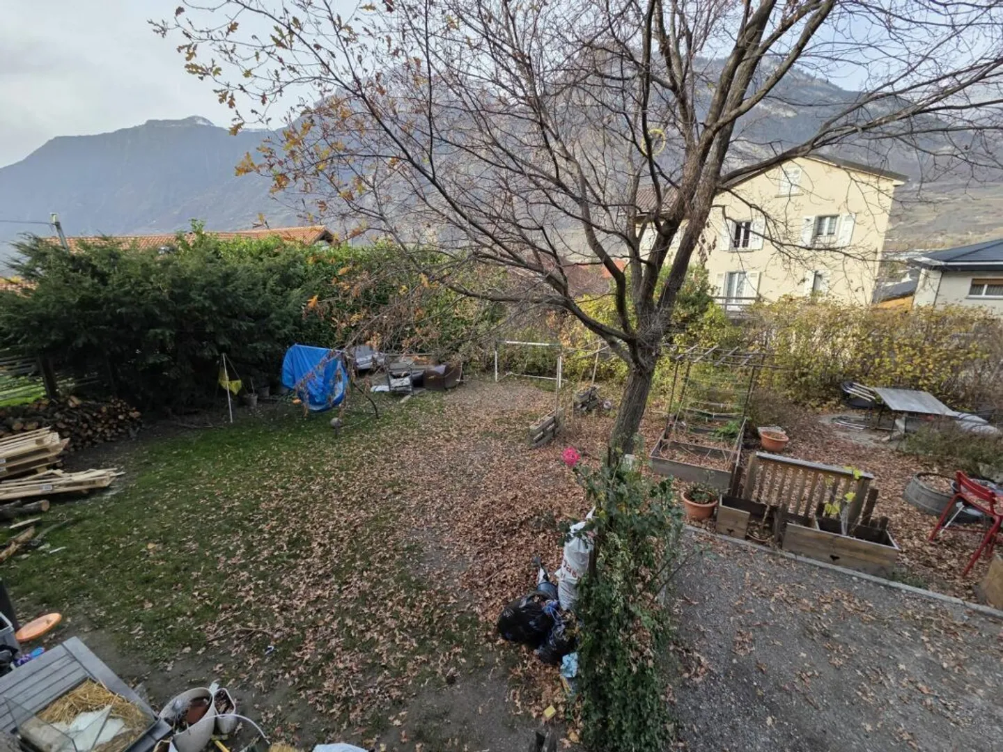 Haus mit 4.5 Zimmern im Doppelhaus mit Garten, Terrasse und Parkplatz - Foto 9 von 9