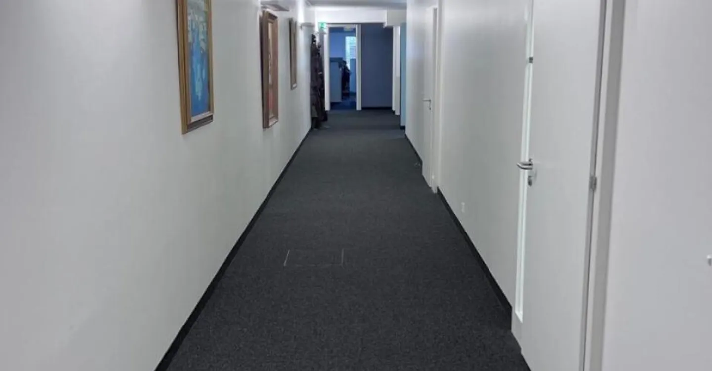 In affitto - 1.410 m² di uffici con deposito e parcheggi a Losanna - Foto 8 di 9