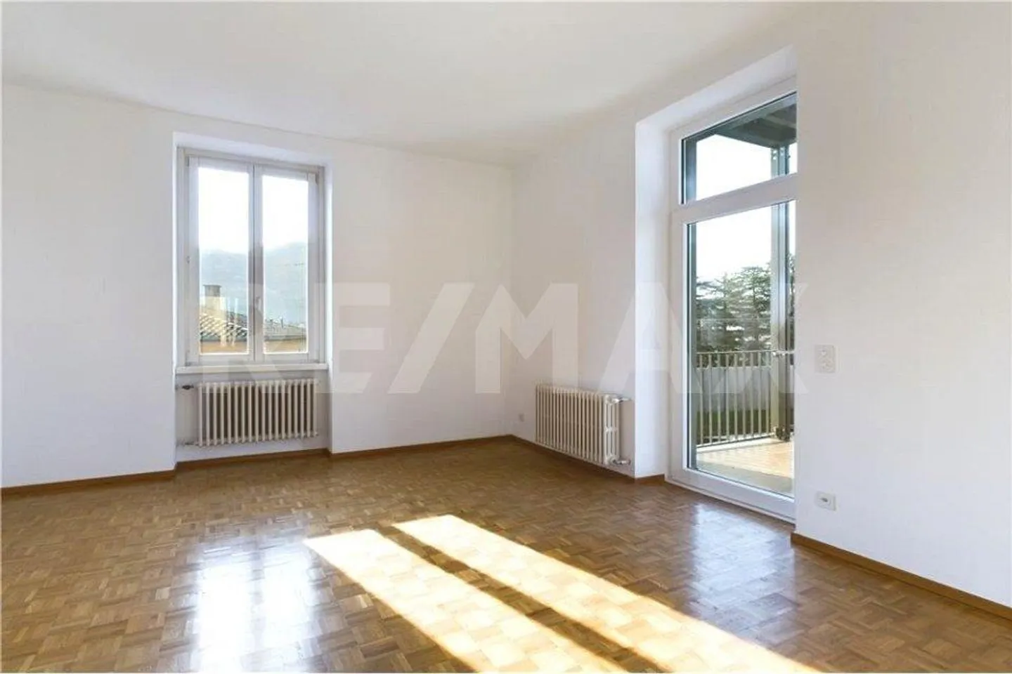 Appartamento 4,5 locali con balcone e due posti auto - Foto 2 di 12