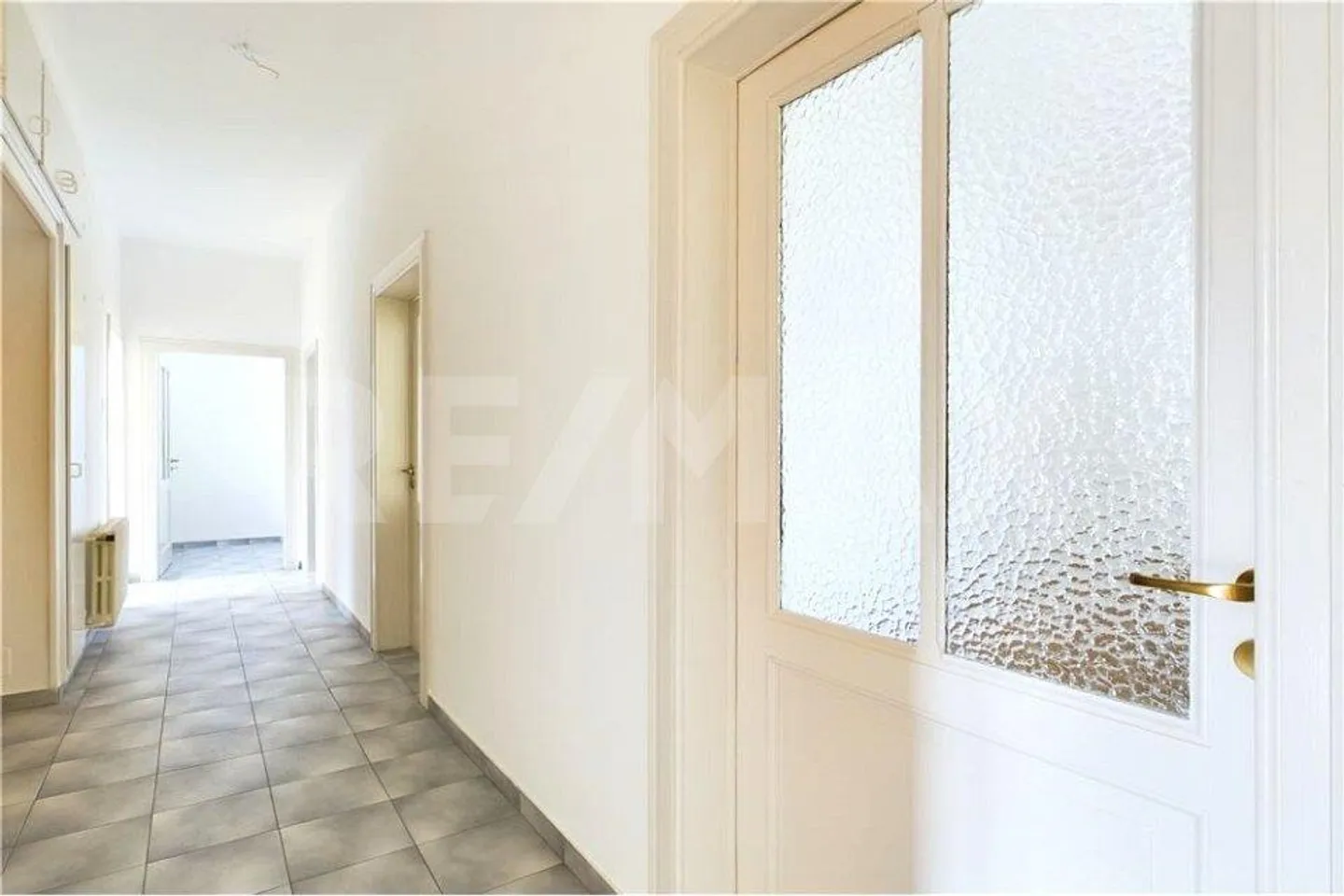 Appartamento 4,5 locali con balcone e due posti auto - Foto 5 di 12