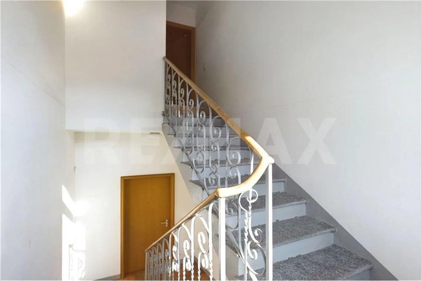Appartamento 4,5 locali con balcone e due posti auto - Foto 9 di 12