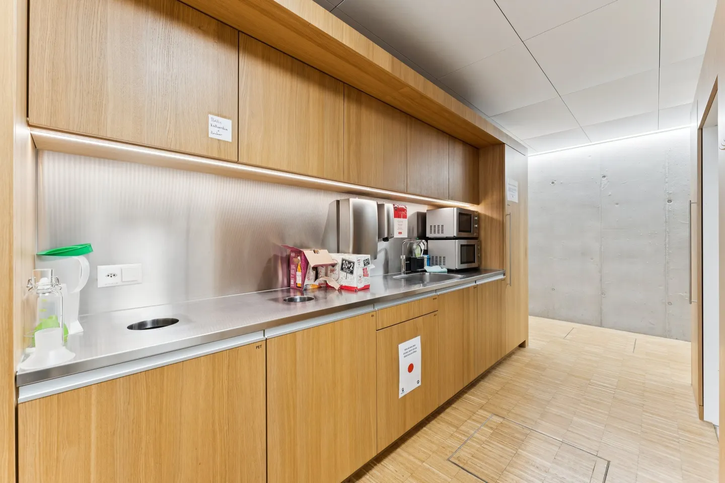 Flexible office space with existing expansion and top connections - Photo 3 of 12
