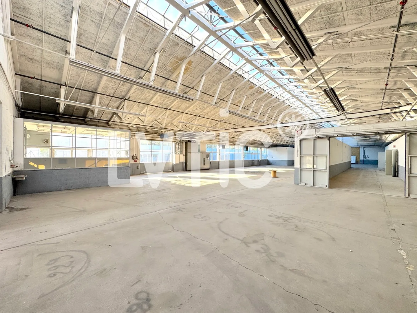 Entrepôt, showroom de 1'040 m2 à louer à Meyrin - Photo 1 sur 7