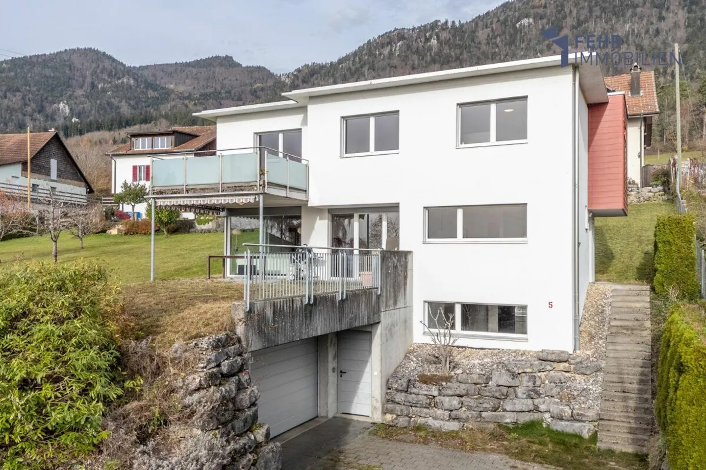 Fehr Immobilien - Aussichtsreiches 5½-Zi.-Einfamilienhaus an idylli... - Foto 1 von 13