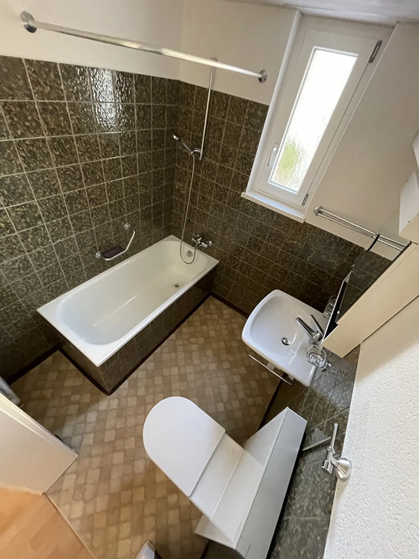 partially renovated, beautiful old apartment ground floor - Photo 8 of 22