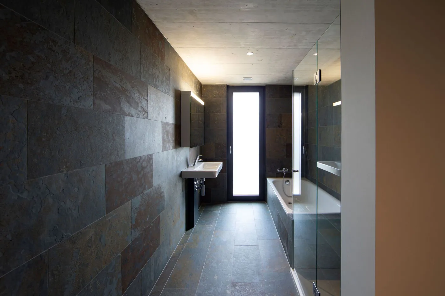 Il moderno incontra il cemento - Appartamento di 3,5 stanze in affitto in una posizione centrale - Foto 3 di 5