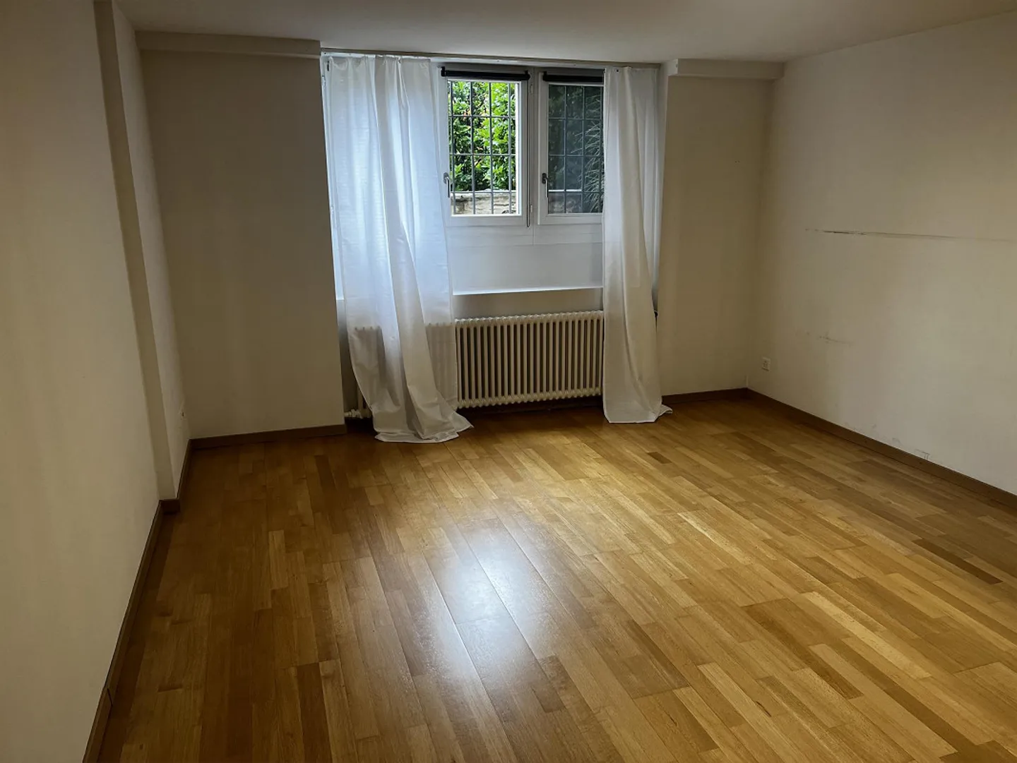 Appartement dans une maison individuelle avec entrée séparée - Photo 1 sur 4