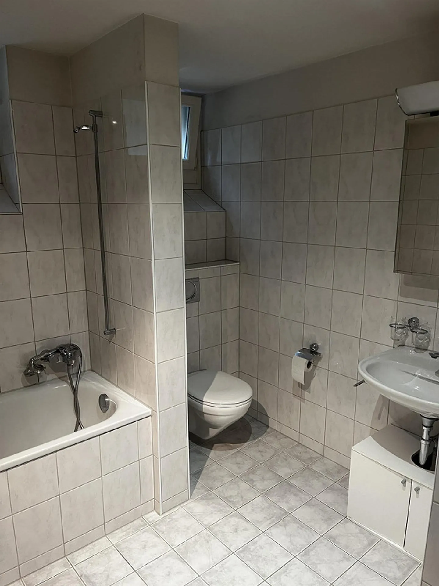 Appartement dans une maison individuelle avec entrée séparée - Photo 3 sur 4